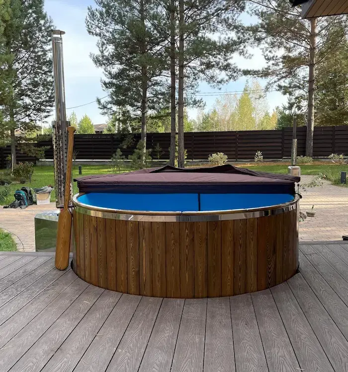 Банный чан из полипропилена с обшивкой лиственницей на террасе