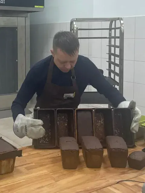 Выпечка блокадного хлеба в формах