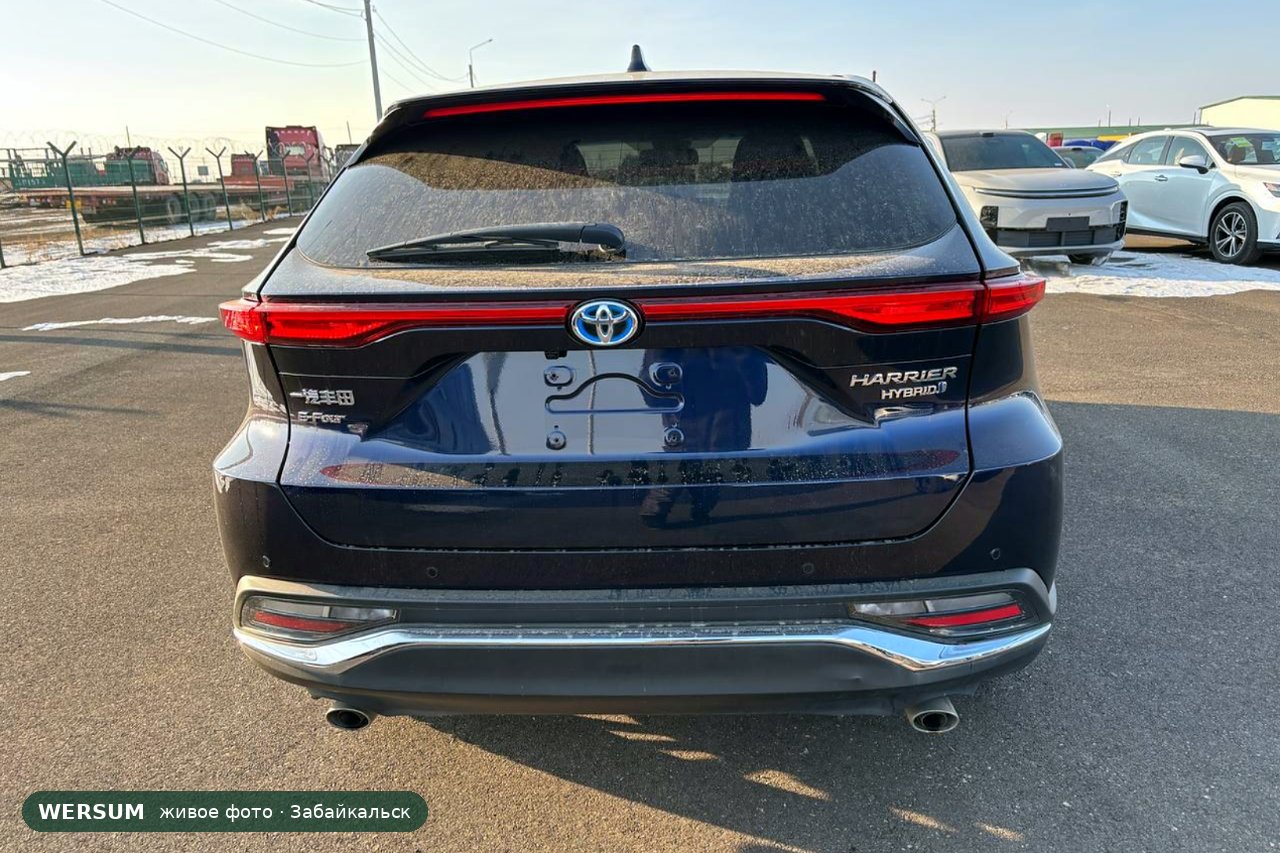 Toyota Harrier, сзади: надписи E-Four и HARRIER HYBRID