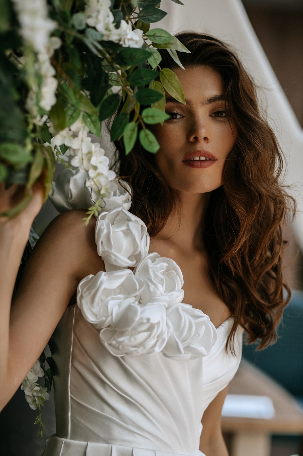 Свадебное платье с объемными цветами