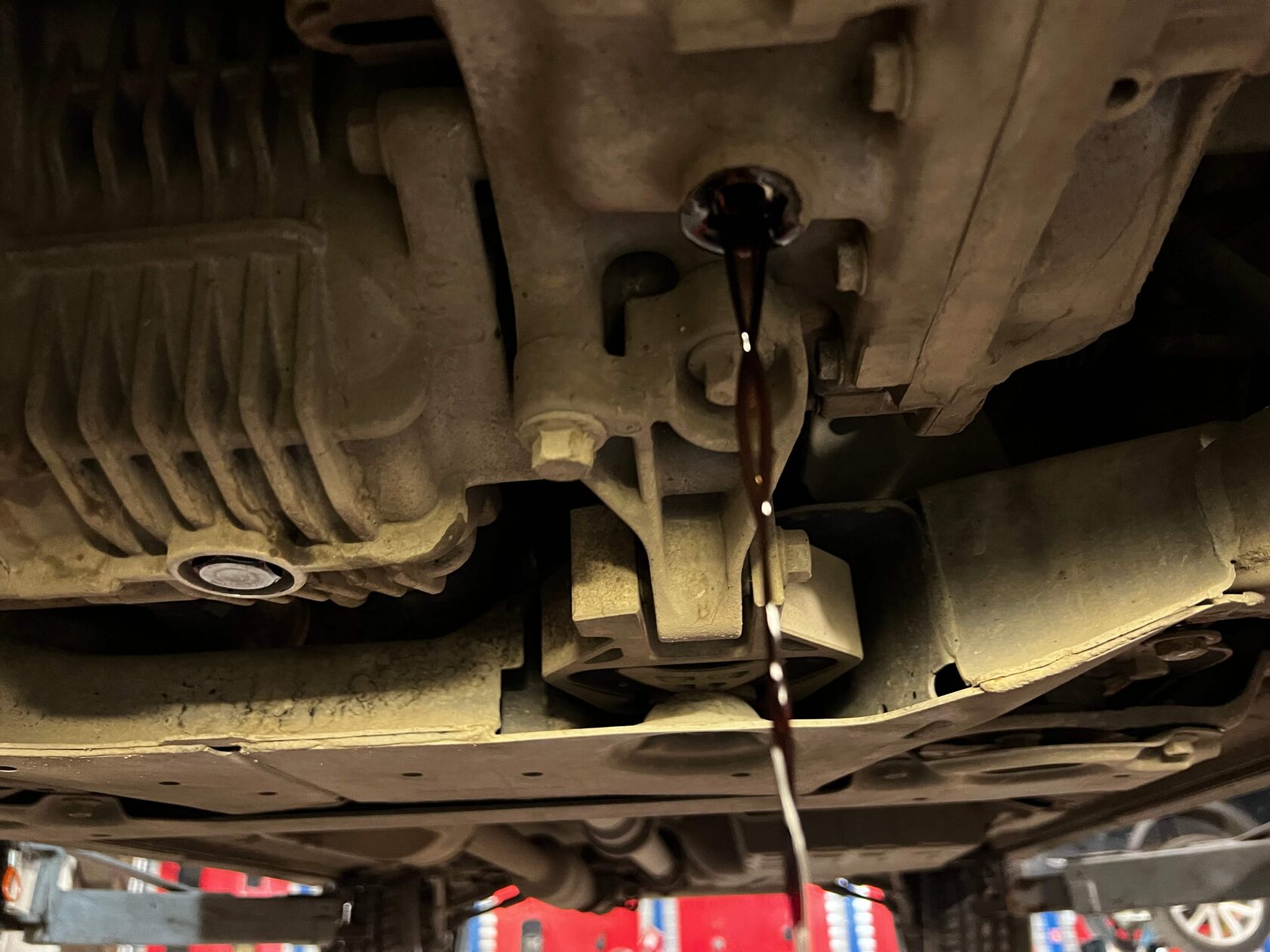 Откручивание контрольной пробки АКПП