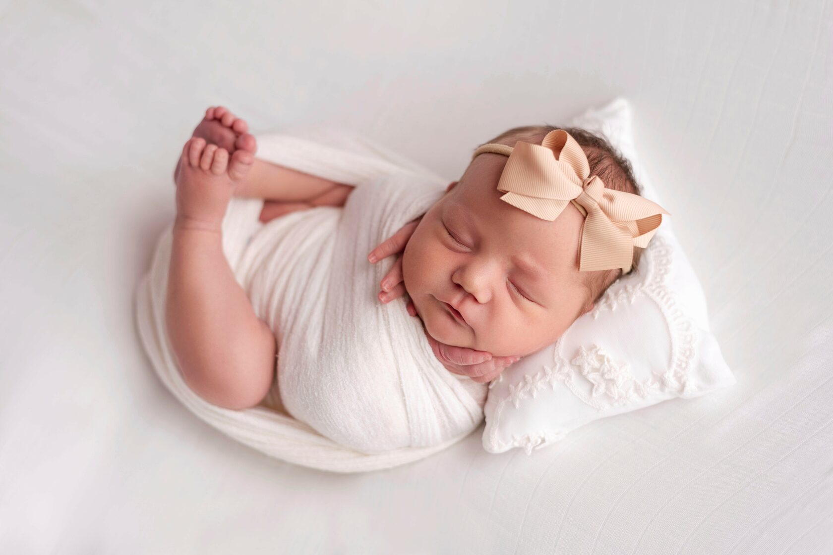 Фотосессия новорожденных: красивая, нежная, трогательная.