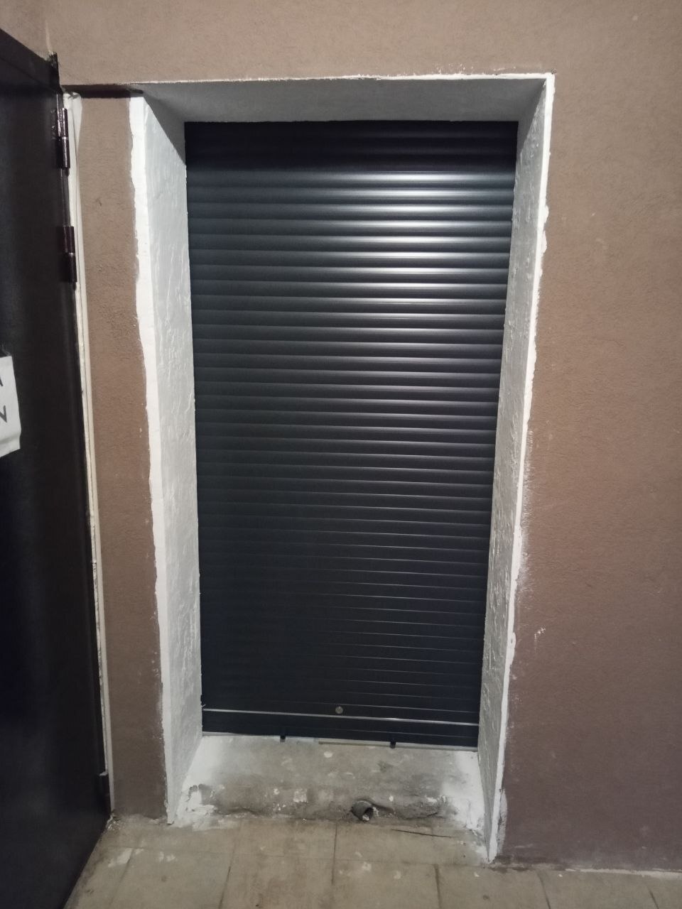 Security перед входной дверью