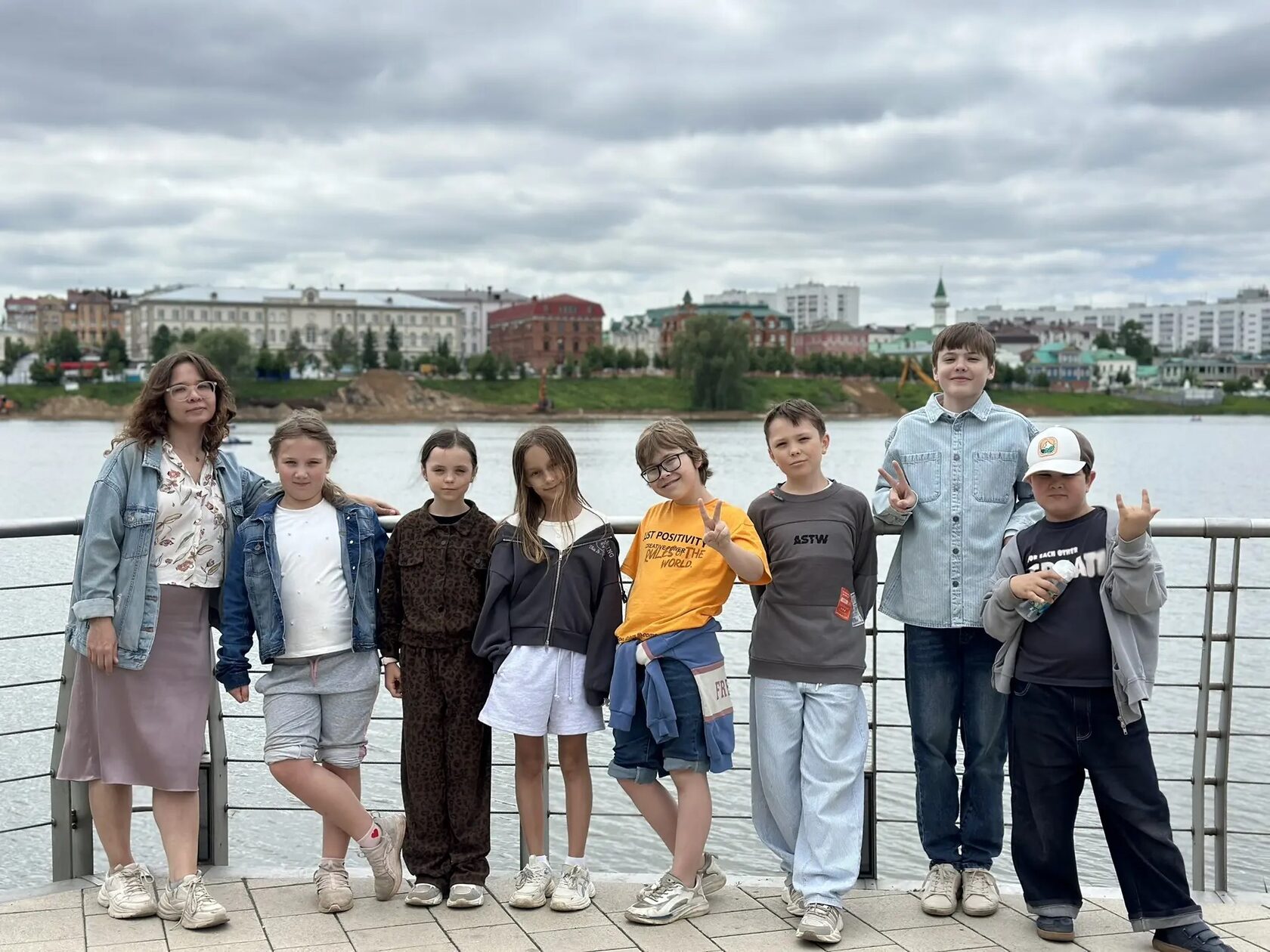 Группа школьников на набережной Казани