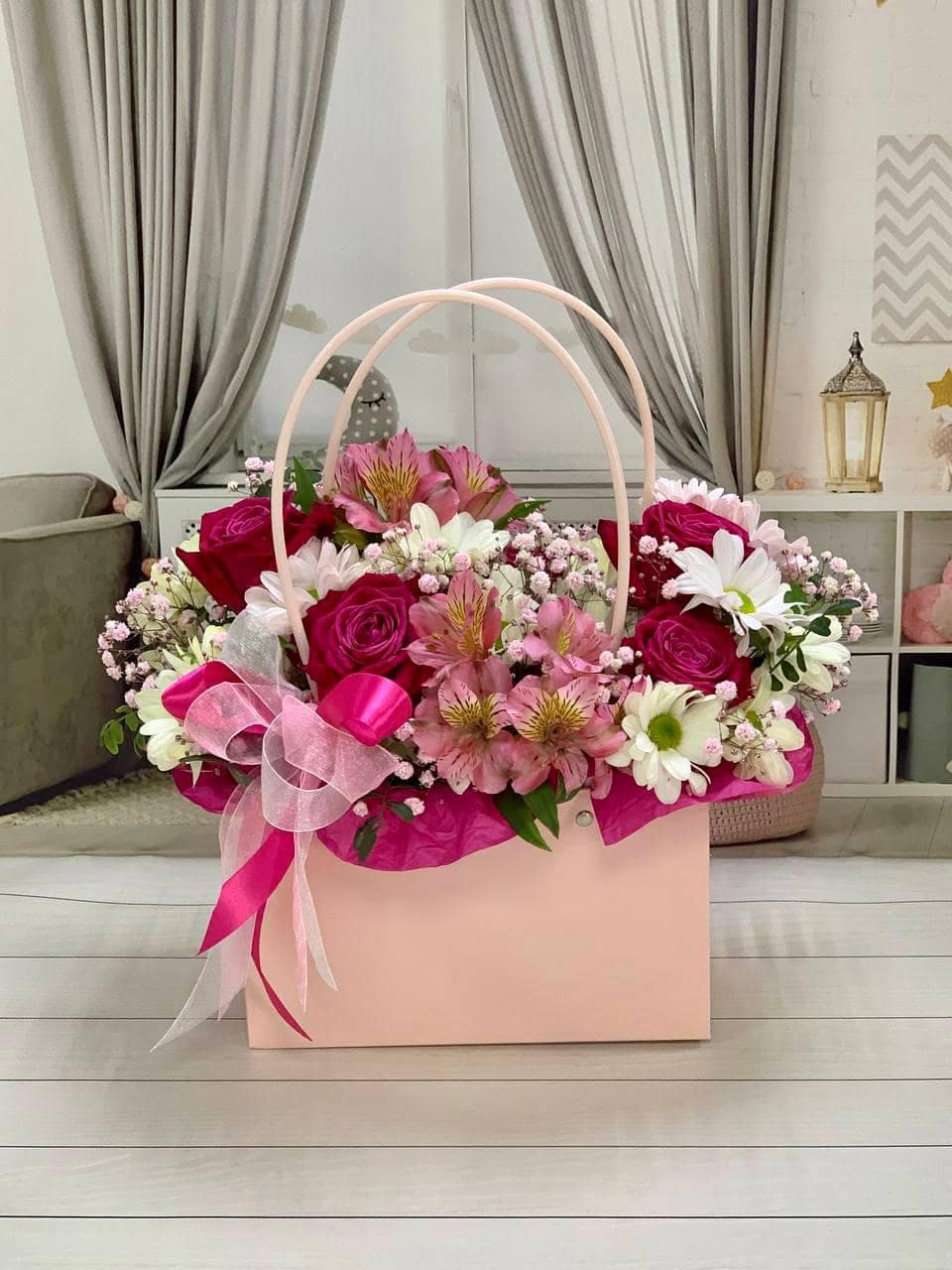 Цветы. Букет цветов. Цветы в коробке. Цветочная сумочка. Доставка цветов и букетов