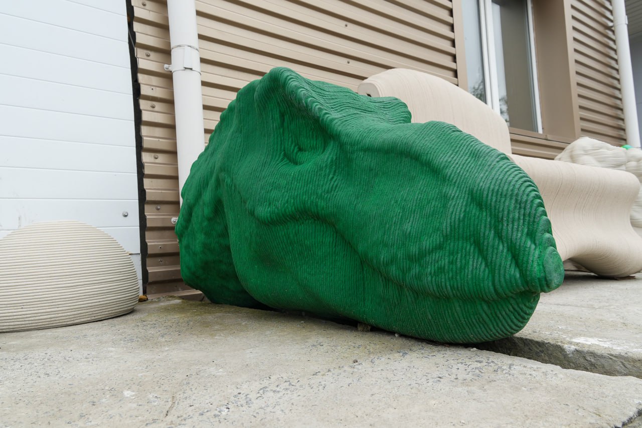 Бетонная скульптура динозавра напечатана на 3д принтере Лерто