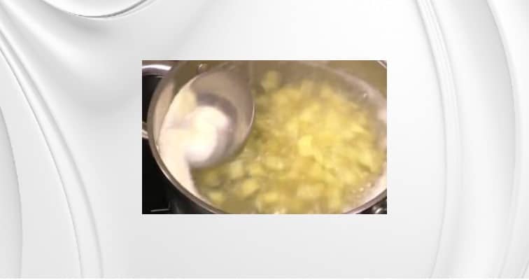 Приготовление солянки с колбасой и картошкой: шаг 7