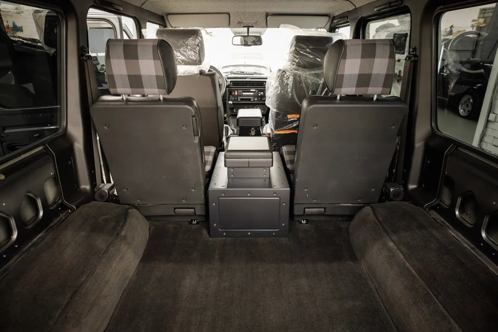Подлокотник-сабвуфер между задними сиденьями Mercedes G280