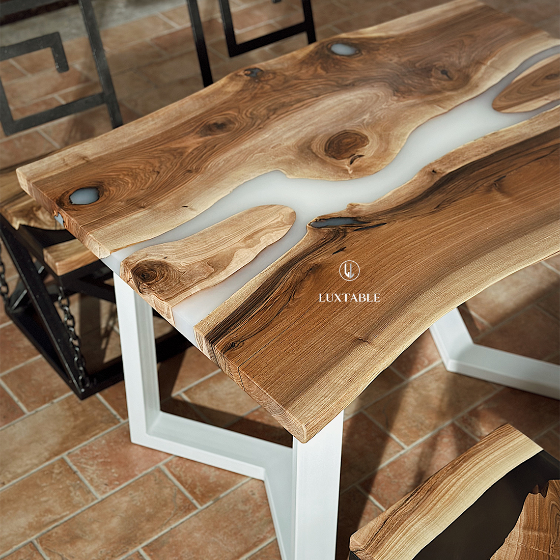 Epoxidharz Tische Alagoas aus europäischem Nussbaum und hellblauem Epoxidharz mit Metallic Effekt