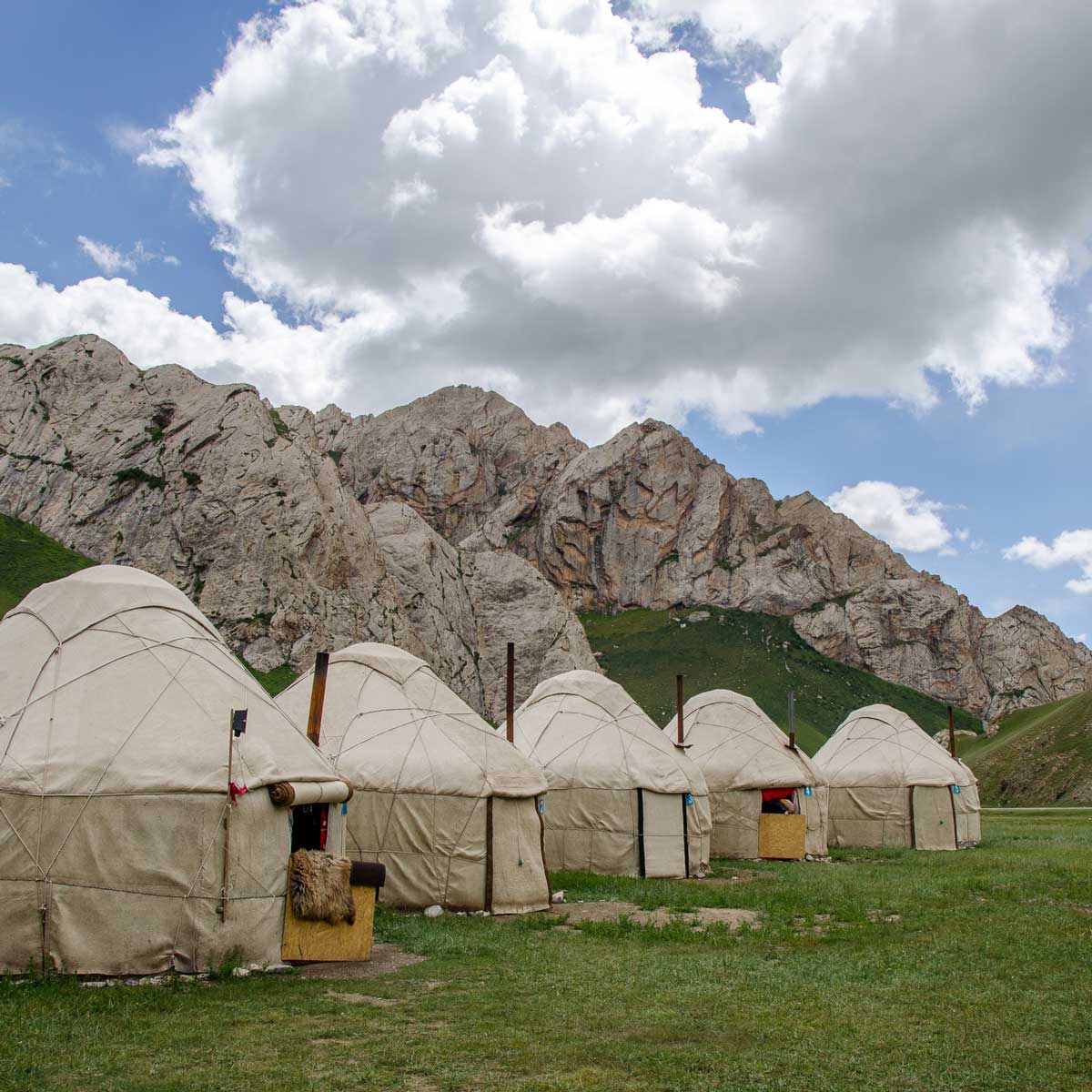 Гора караванов. Юрточный лагерь Киргизия. Иссык-Куль юрточный лагерь. Кель Суу юрточный лагерь. Юрта в горах Иссык Куль.