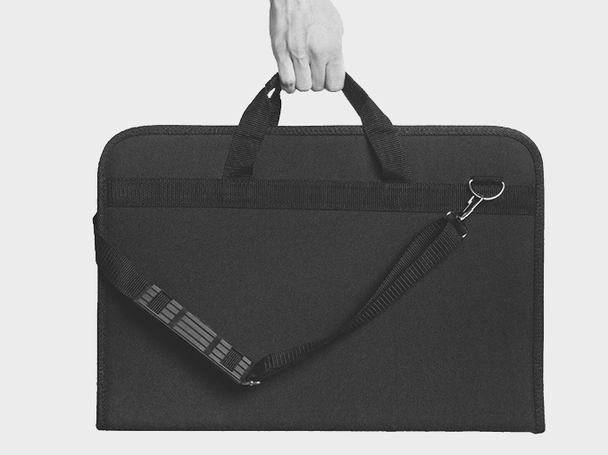 папка для рисунков в руке