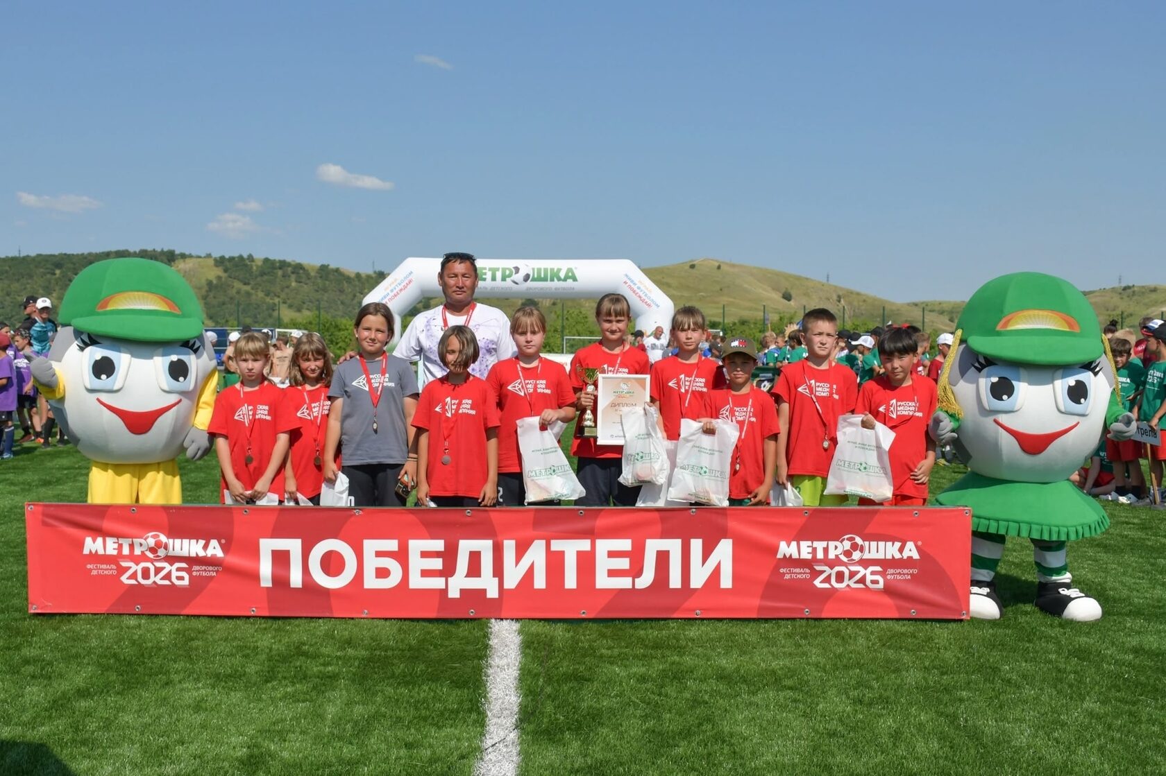 Команда фестиваля в красных футболках