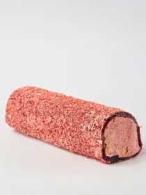 Клубничный рулет с кремом и цельным фундуком — отдельный рулет