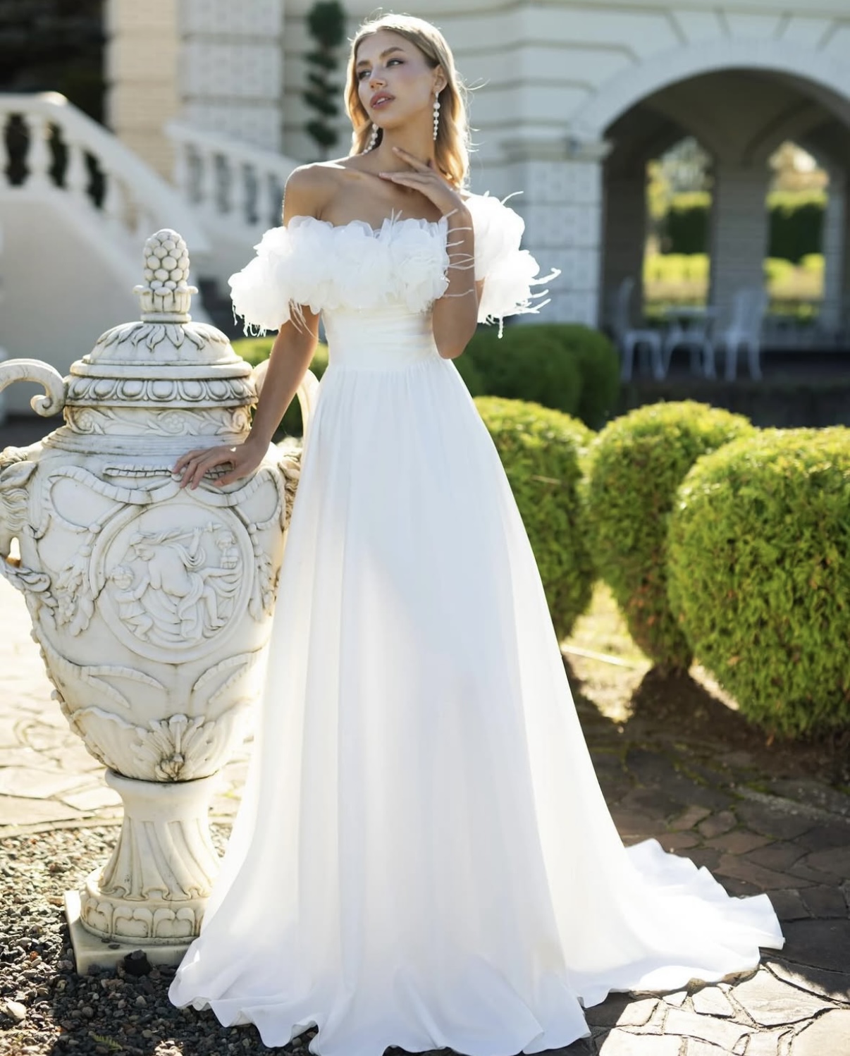 Свадебное платье воздушное с объемным верхом