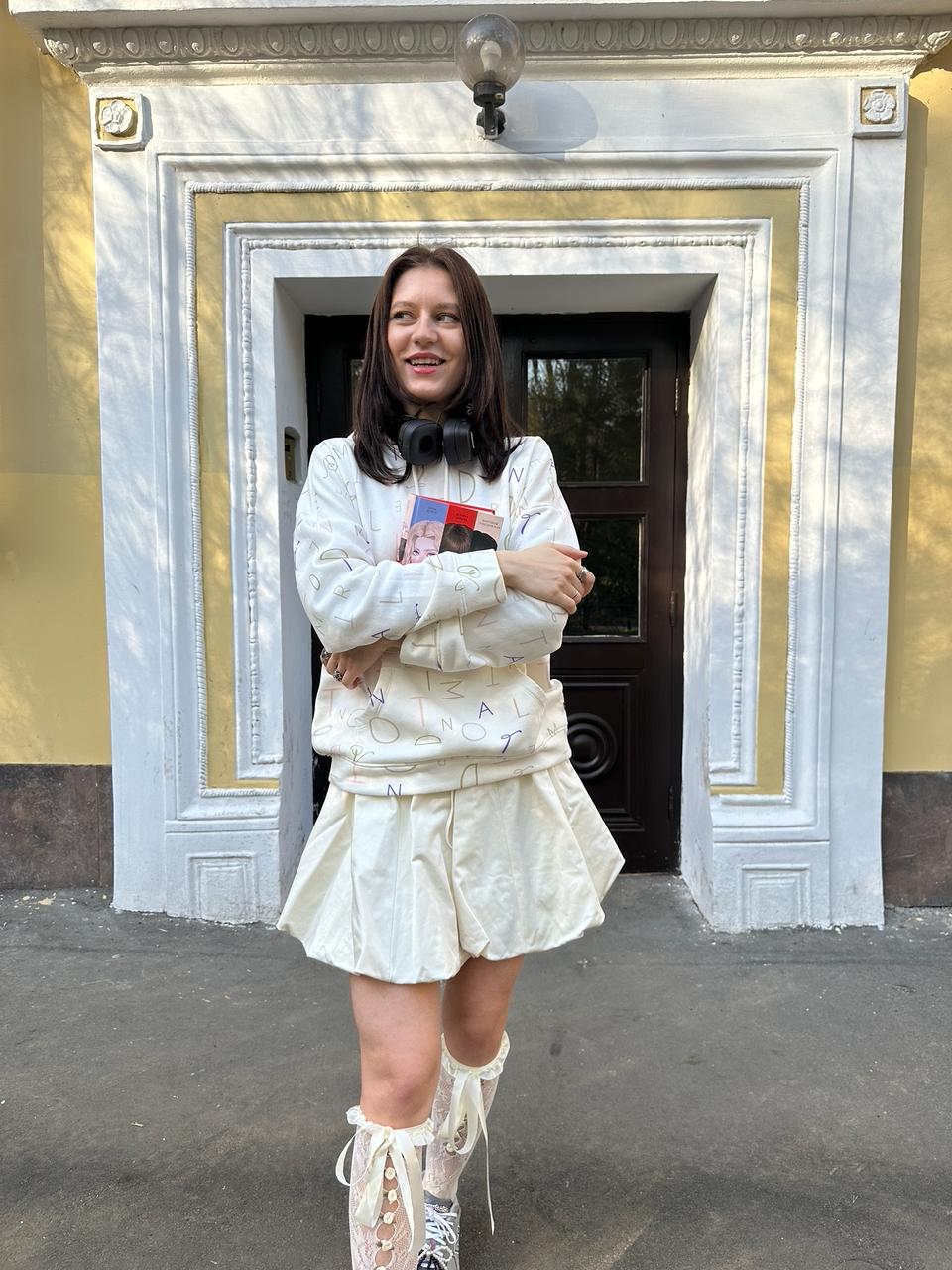 Здравствуйте! Меня зовут Аня, работаю в диджитал-дизайне 4+ года    Прошла все форматы работы: стажировка → трудоустройство в агентстве → аутстафф в корпорации → фриланс → трудоустройство в СМИ. Знаю, как устроены процессы в проектных, продуктовых и даже в кросс-функциональных командах — и могу быстро встраиваться в любой из этих миров    Работала с Медиа Бизнес Солюшенс, Газпромбанк, X5 Group, Syberry, Центавр, а также с блогерами-миллионниками: Дарья Рузанова, Ксения Леонова-Шевчук, Анна Радченко. Последние 3 проекта собрала с нейросетями. Веду проект от брифа до релиза, одинаково комфортно работаю самостоятельно и в команде. Аргументирую решения без драмы