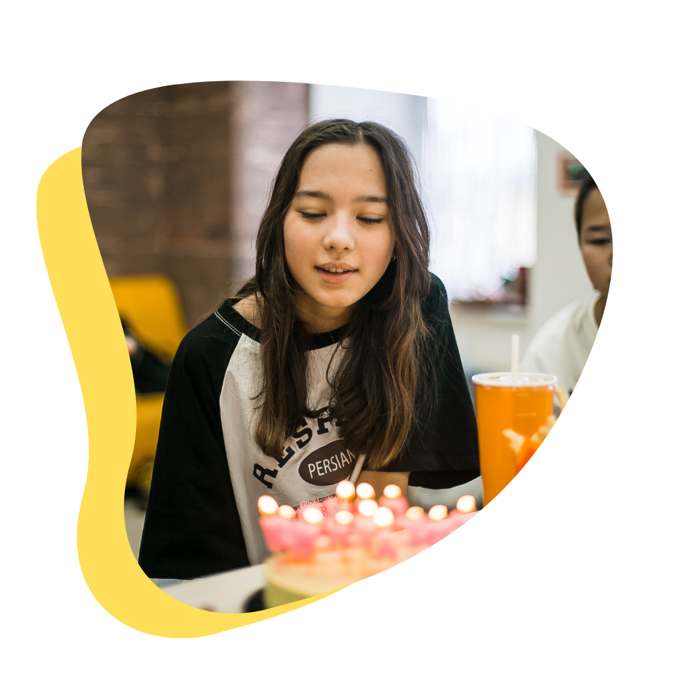 Ребенок задувает торт на день рождения в лазертаг клубе в Самаре