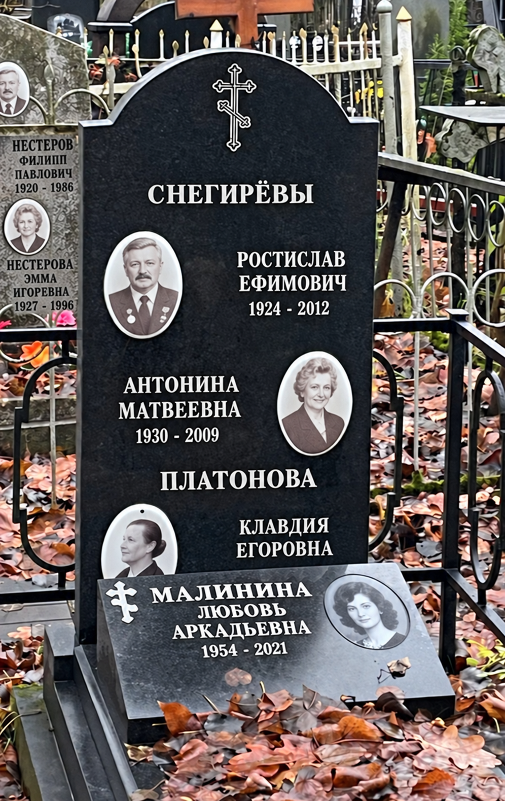 Наклонный гранитный баян с овальной фотографией у семейного памятника