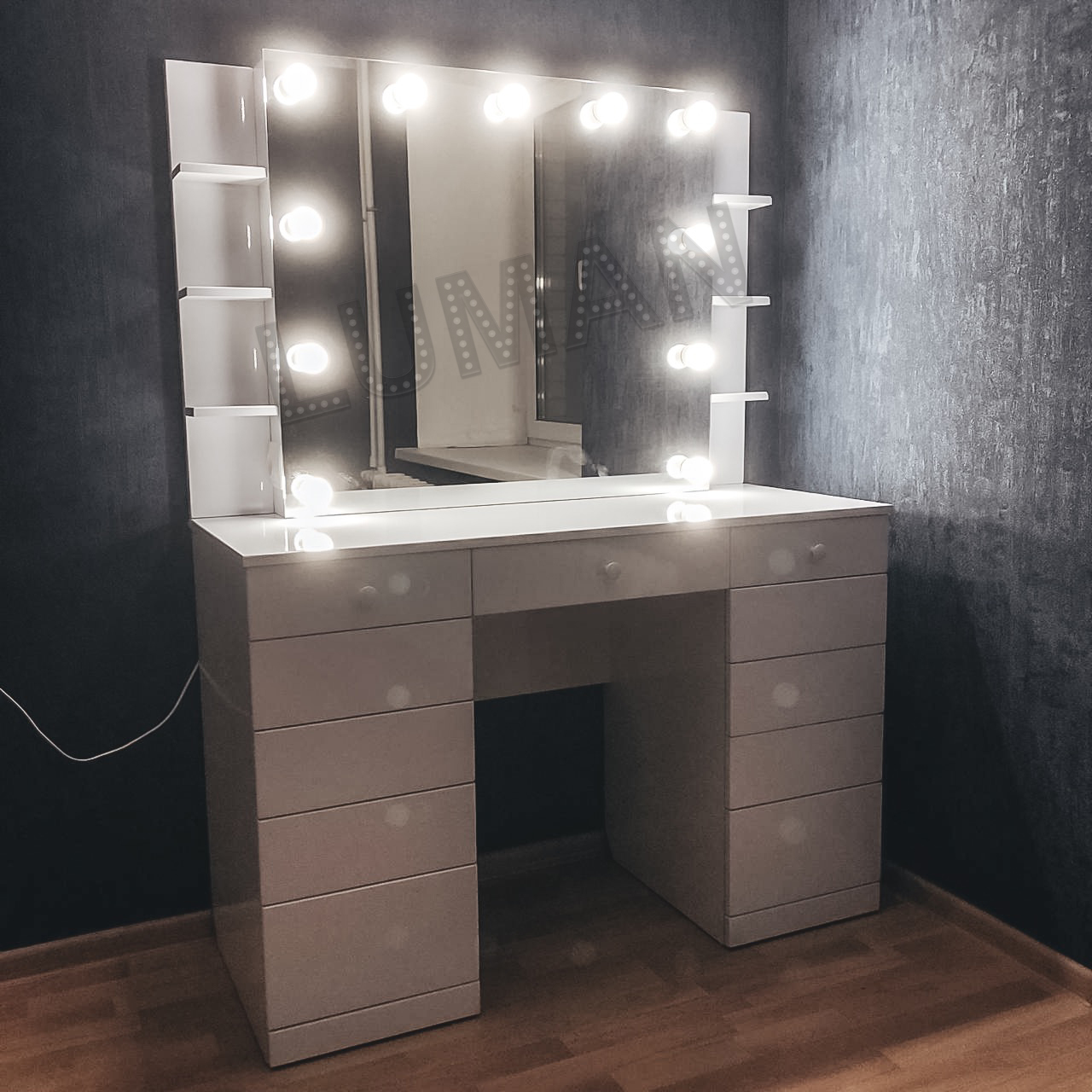 туалетный столик с зеркалом с лампами