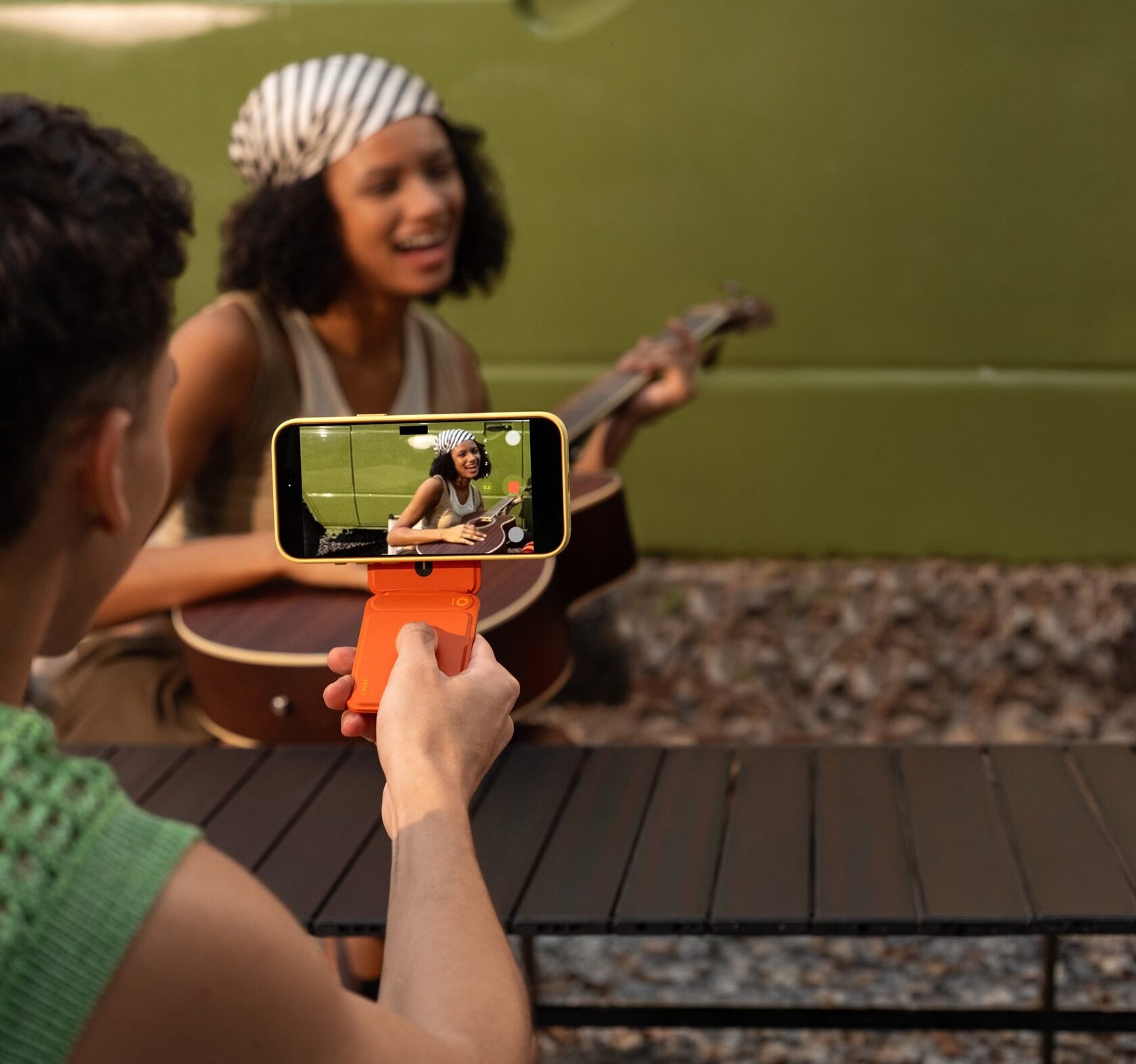 Съёмка на iPhone, установленный на оранжевую подставку-трипод MOFT Snap Tripod