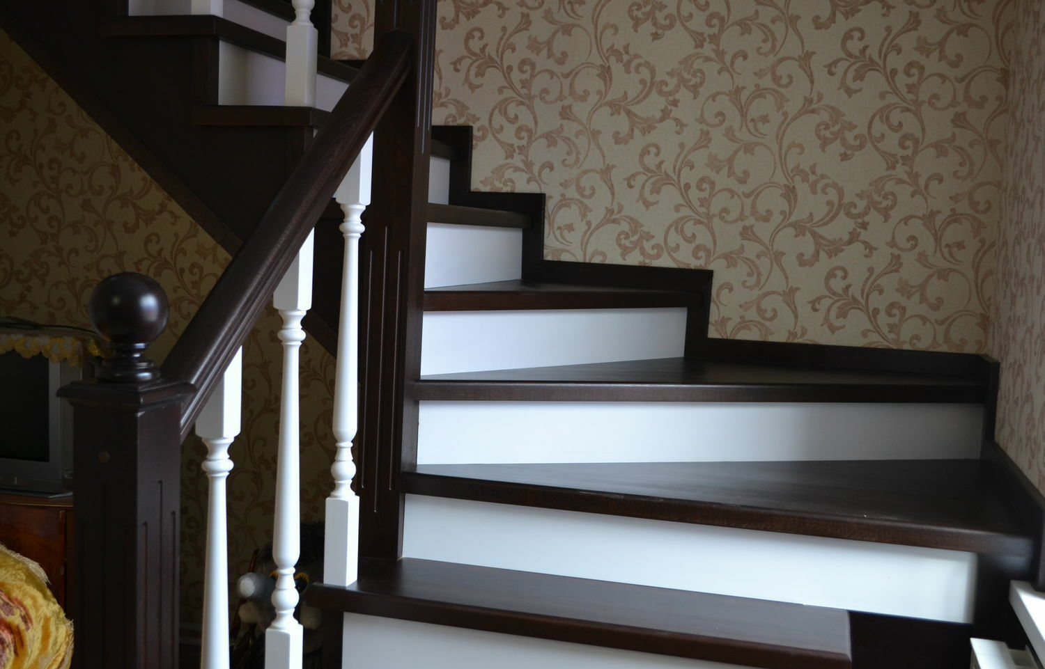Как покрасить лестницу в доме варианты фото
