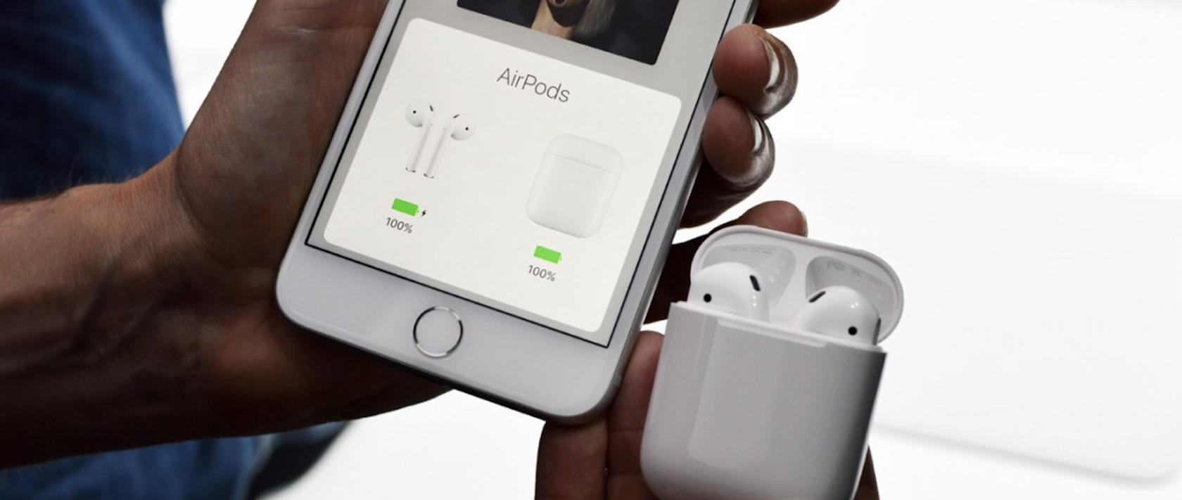 Наушники apple подключить. AIRPODS синхронизация. Аирподс с телефоном. AIRPODS подключились. Iarpods Pro подключаются к айфону.