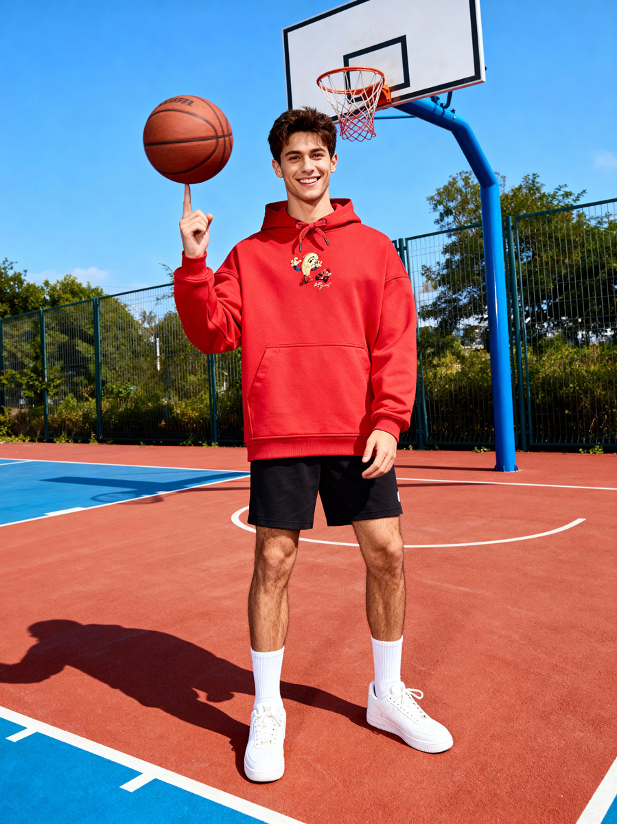 юноша на баскетбольной площадке в худи с мячом генерация