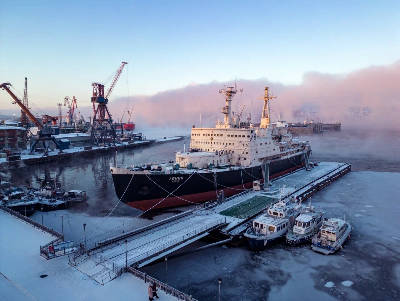 кольский залив полярный. незамерзающий город порт на кольском полуострове. мурманск кольский залив зеленый мыс. незамерзающий город порт на кольском полуострове. кольский залив североморск.