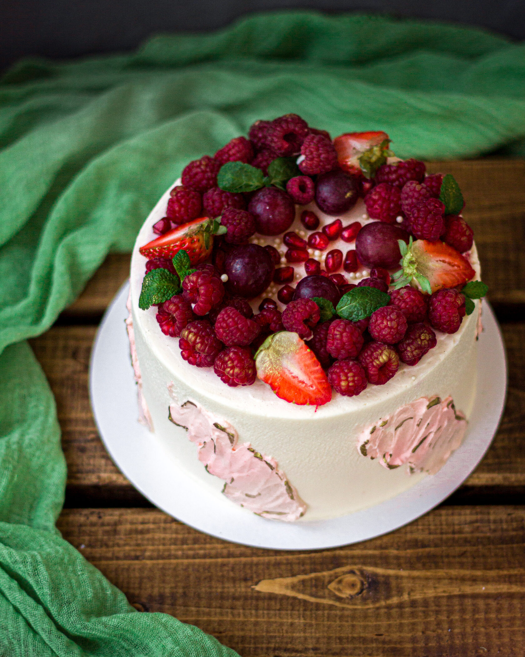 Торт на заказ симферополь. Торт с ягодами. Праздничный торт с ягодами. Детский торт с ягодами. Торт Ягодная Поляна.