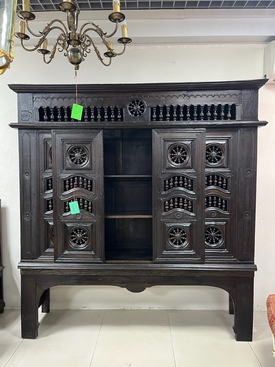 Раздвижные дверки шкафа в бретонском стиле.