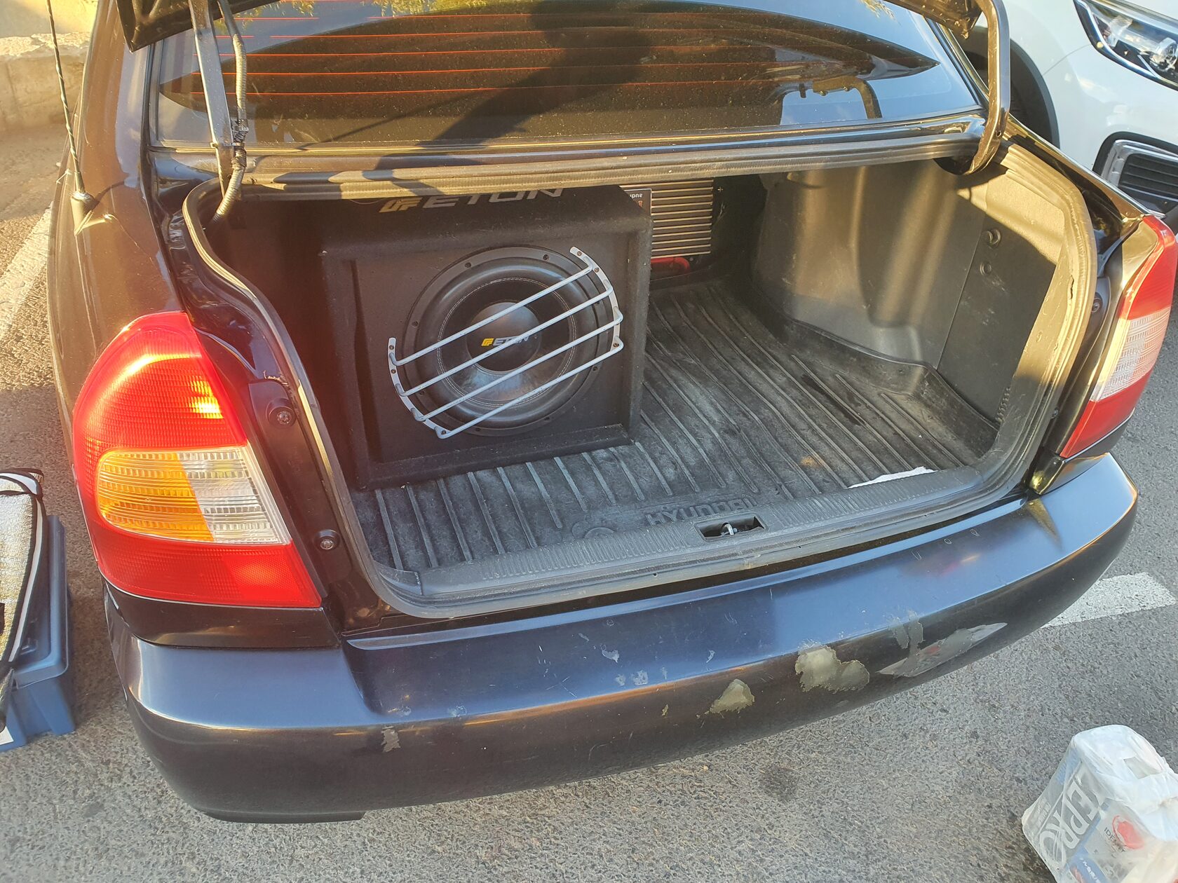 установка сабвуфера Hyundai Accent 2