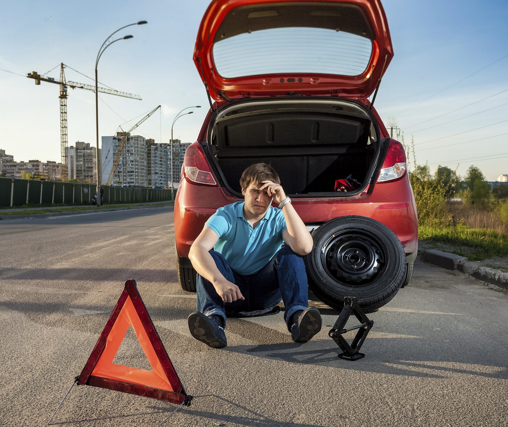 Жизнь после машины. Сломалась машина. Поломка автомобиля на дороге. Сломанная машина на дороге. Дорога для машинок.