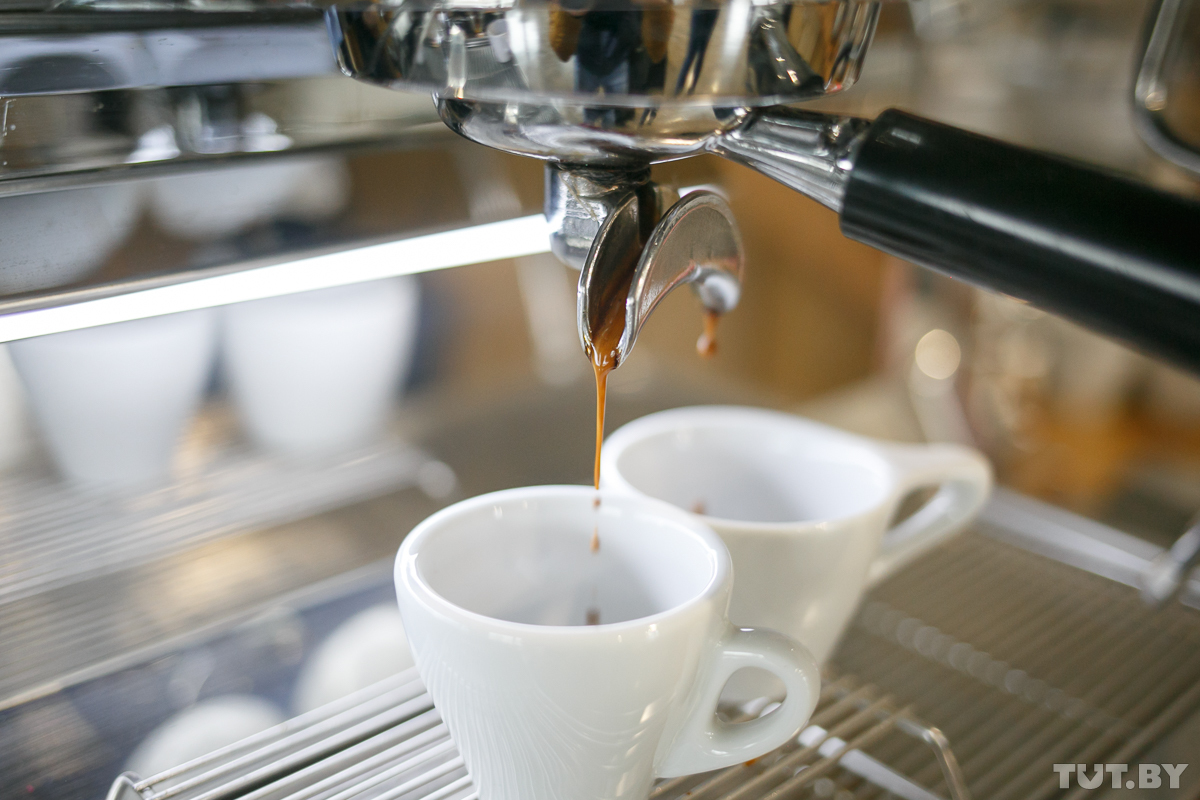 Кофе с холодной водой. Кофемашина наливает кофе. Кофеварка налить кофе. Кофемашина разливает кофе. Кофемашина бариста.