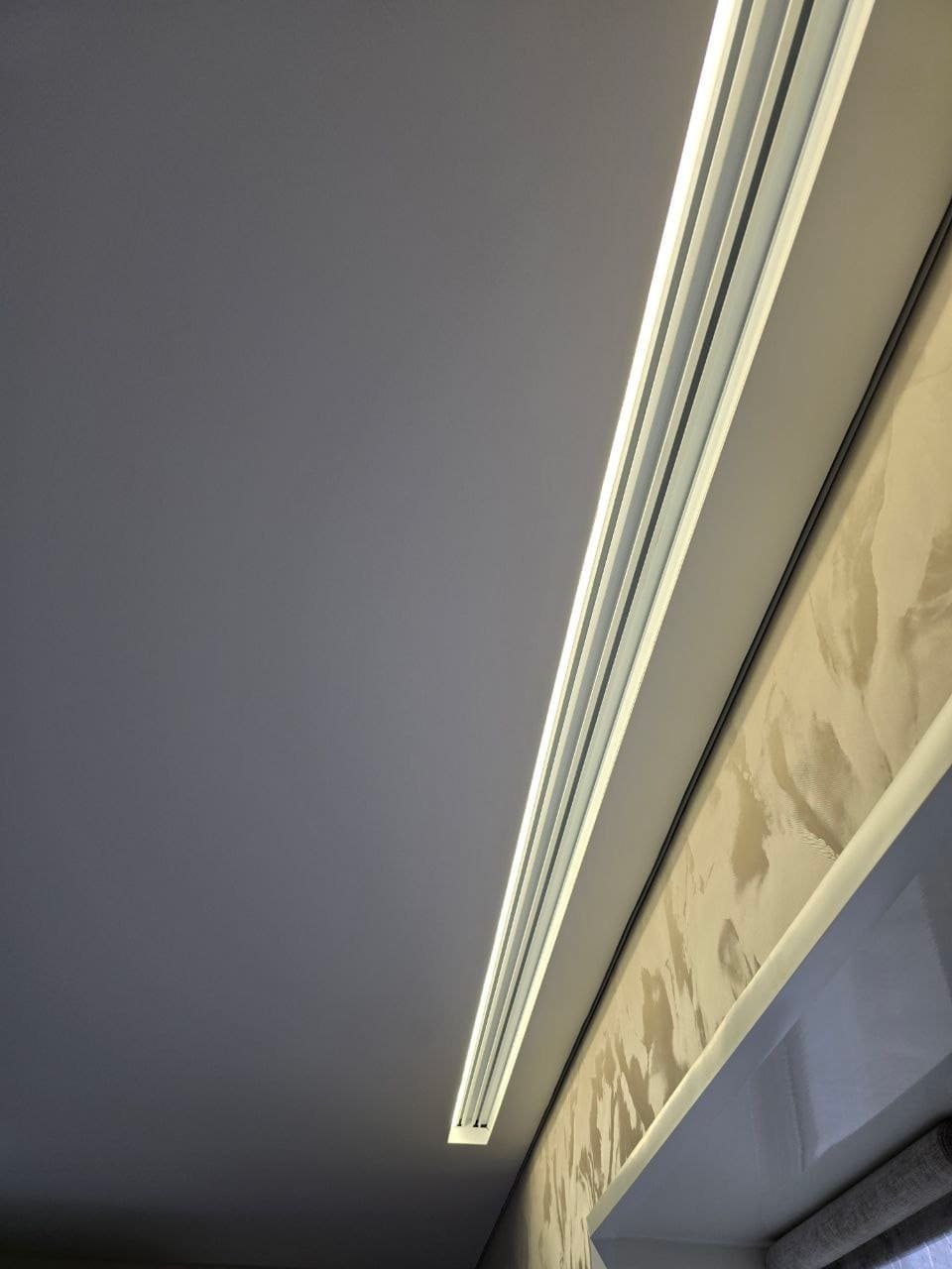 Потолок со скрытой нишей под карниз и LED-подсветкой