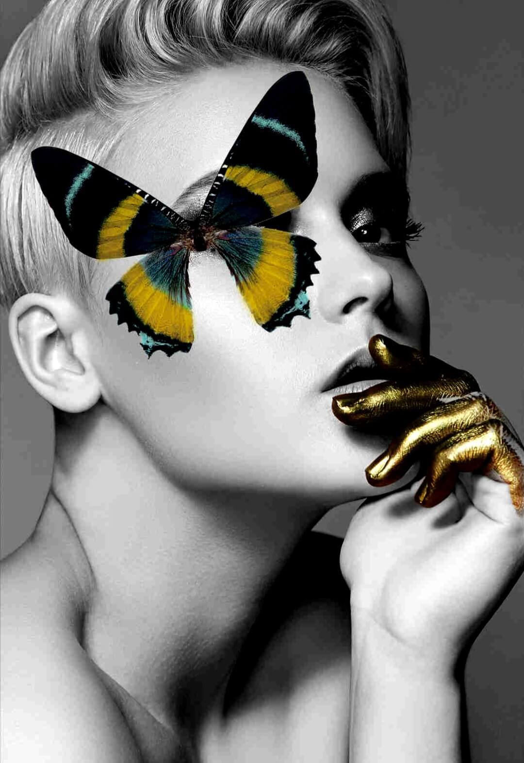 Девушка с бабочкой на лице