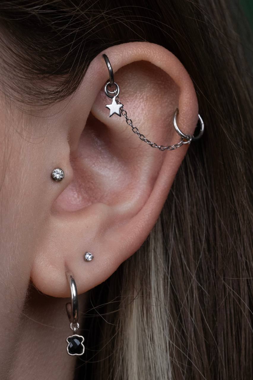 Второй прокол мочки уха крупным планом