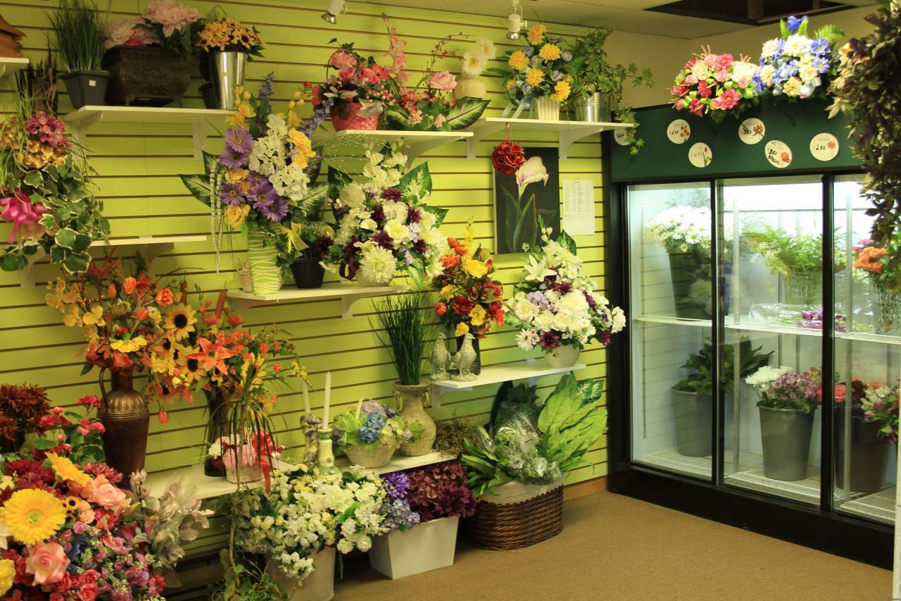 При организации витрины помните, что она должна решать 2 основные задачи - знакомить потенциальных покупателей с ассортиментом и помогать продавать неходовые цветы.