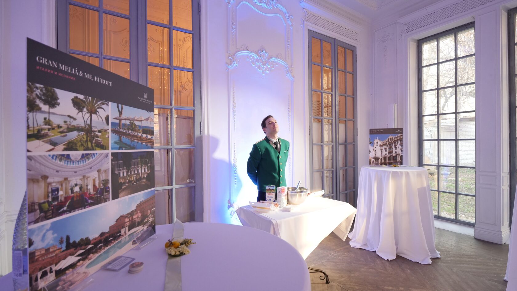 Стенд Gran Meliá & Me Europe с консьержем в зелёном пиджаке