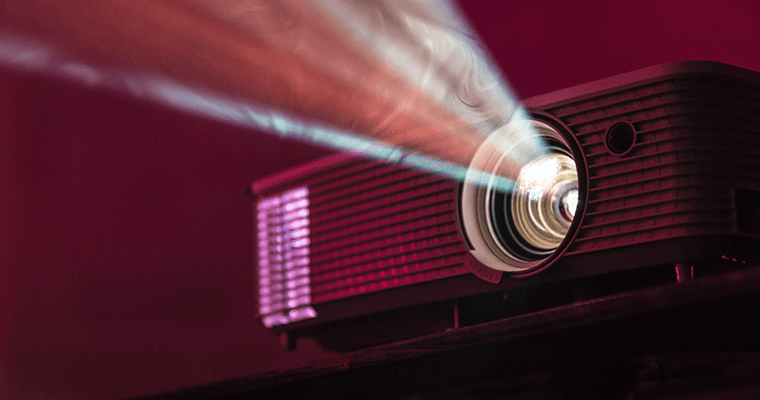 проектор светит в темноту