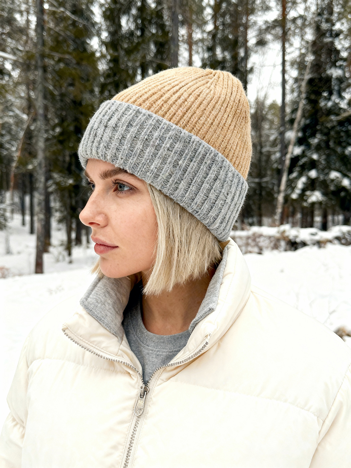 девушка в шапке в зимнем лесу нейрофотосессия