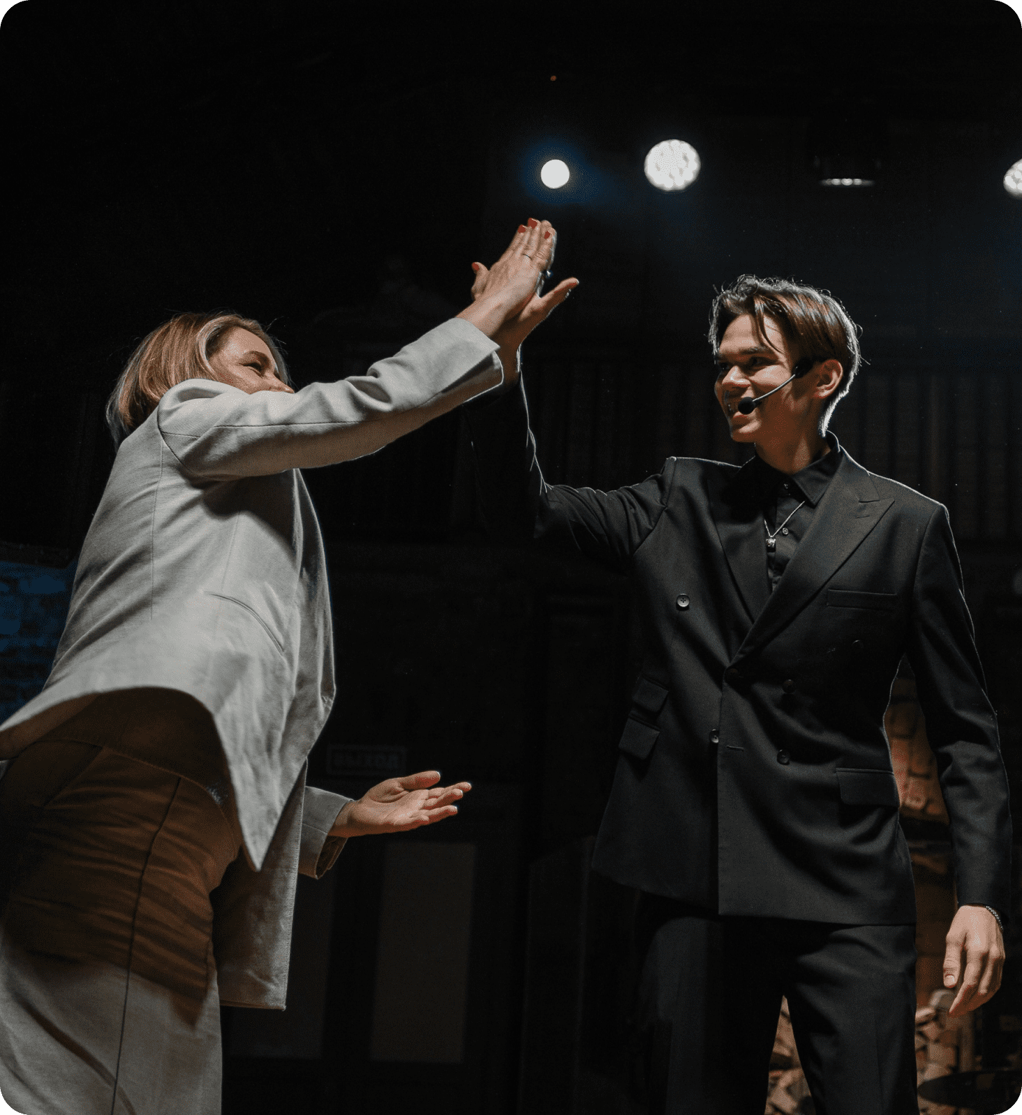 Невеста удивляется от фокуса