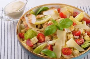 Приготовление салата «Цезарь» с курицей и сухариками: шаг 15