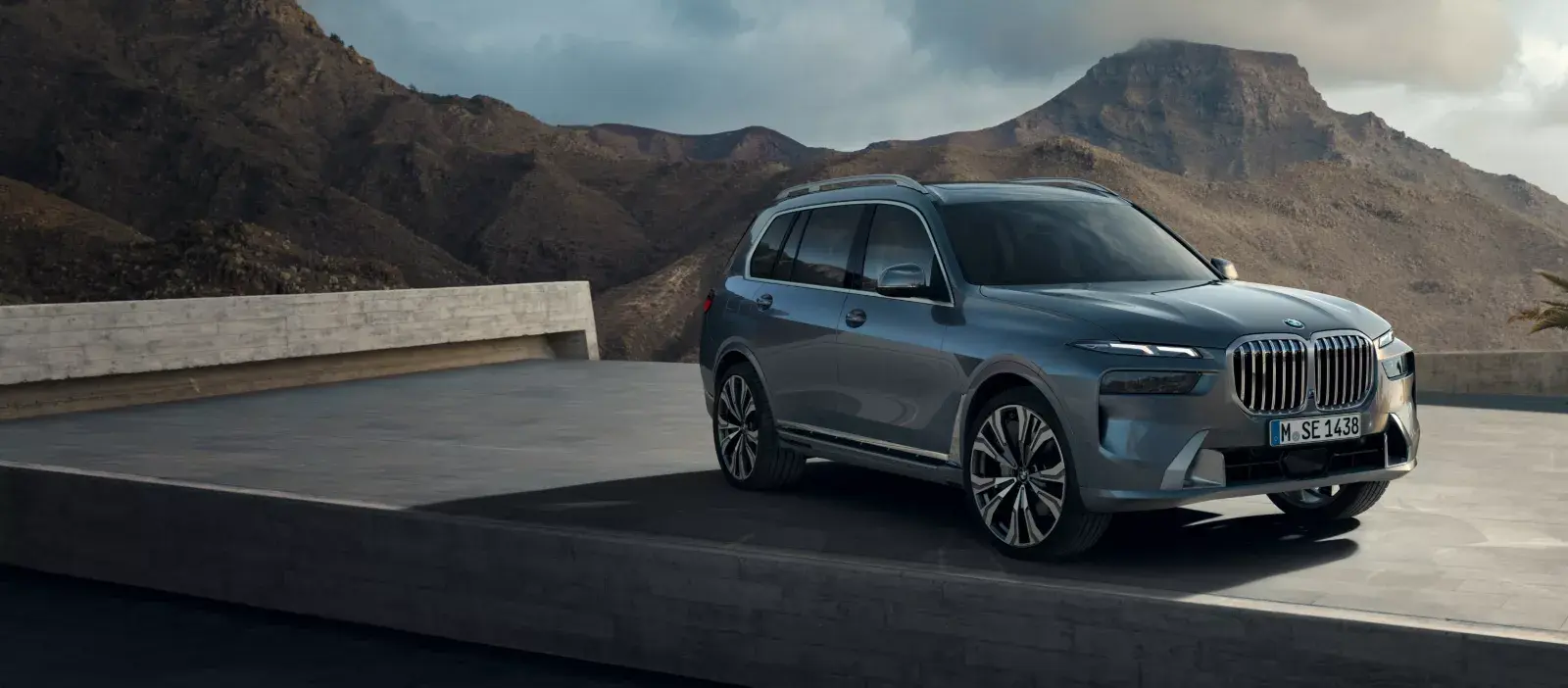 BMW X7 на фоне горного пейзажа