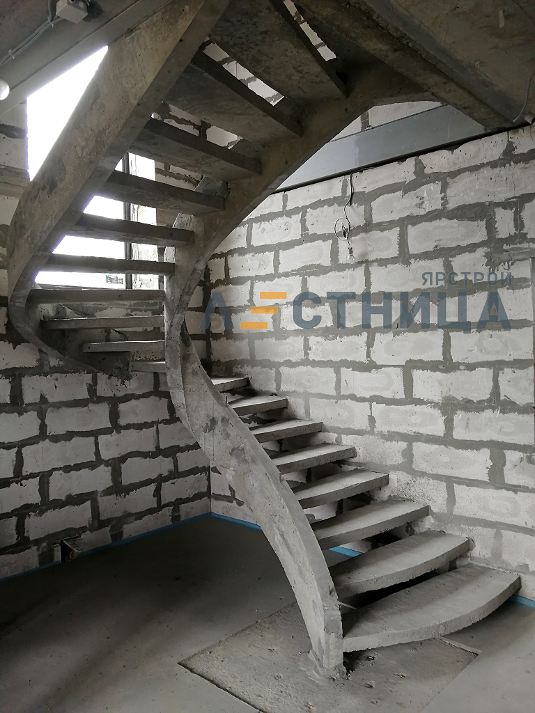 бетонная забежная лестница