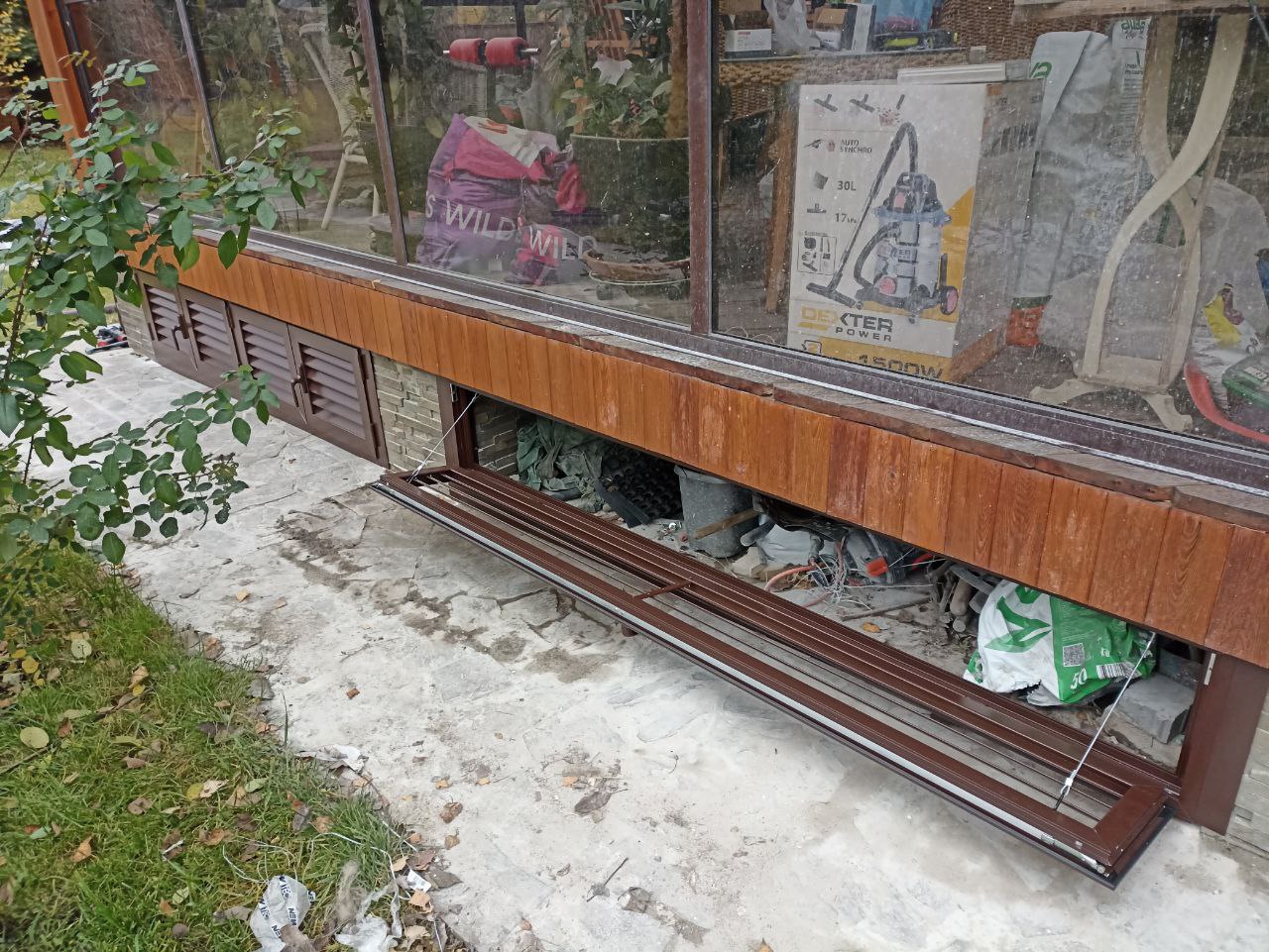 жалюзийные дверки откидывающиеся влагостойкие с проветриванием для цоколя загородного дома