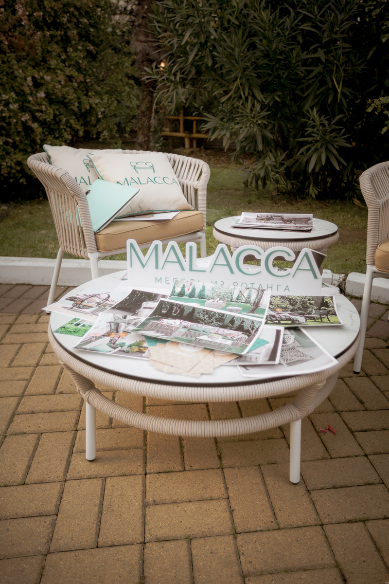 Кресла из роупа для террасы, создающие комфортную атмосферу для отдыха.