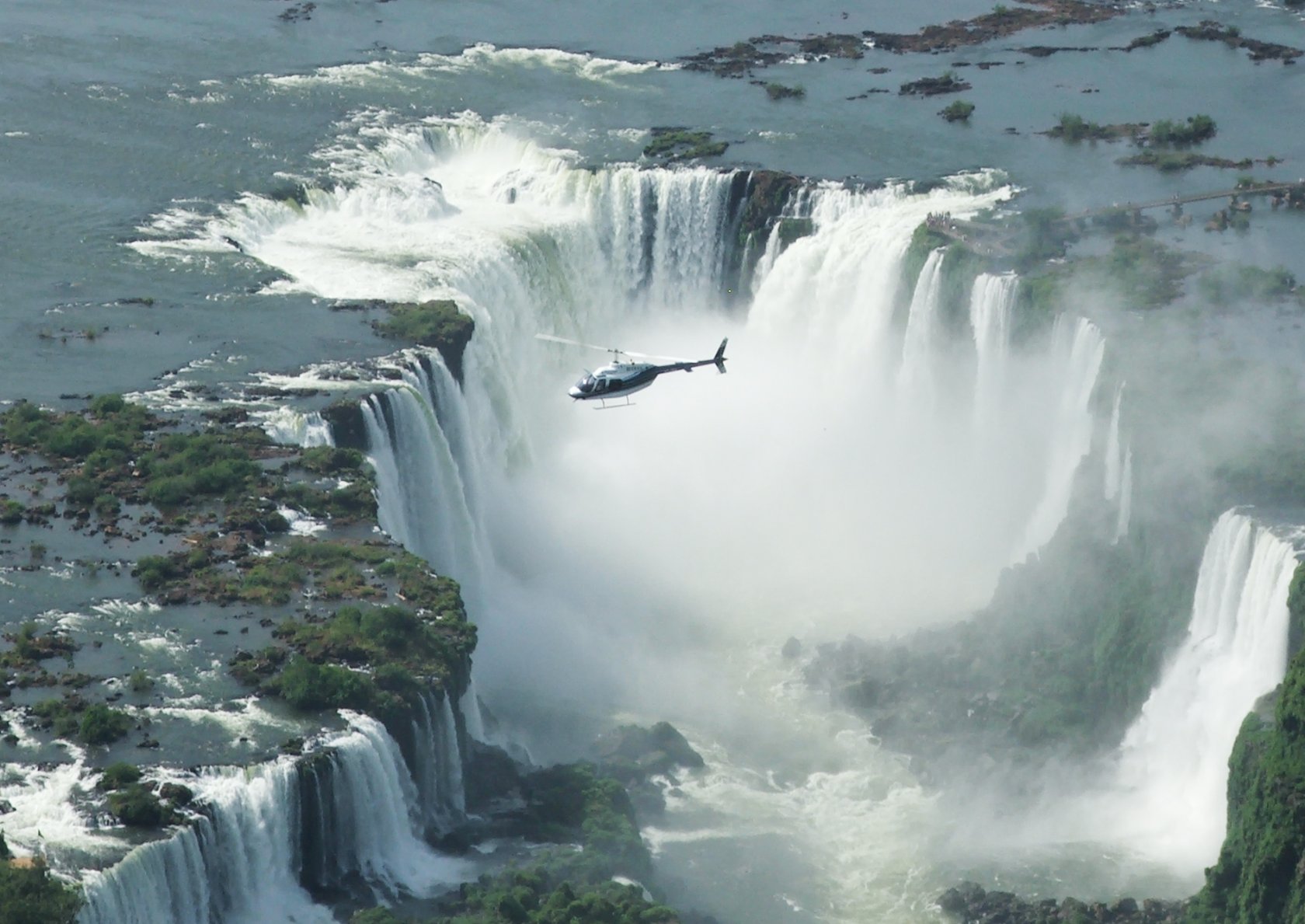 Комплекс водопадов на границе бразилии аргентины. Водопады Игуасу Аргентина. Бразилия водопады Игуасу. Парана водопад Игуасу. Глотка дьявола водопад Игуасу.