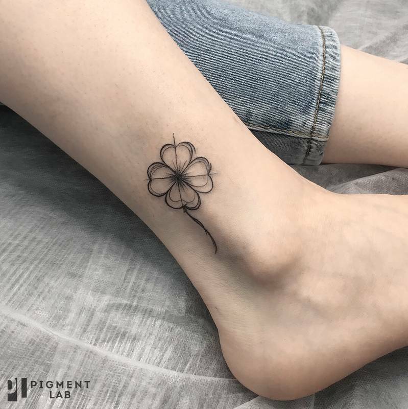 Татуировки надписи на ноге для девушек (79 фото)