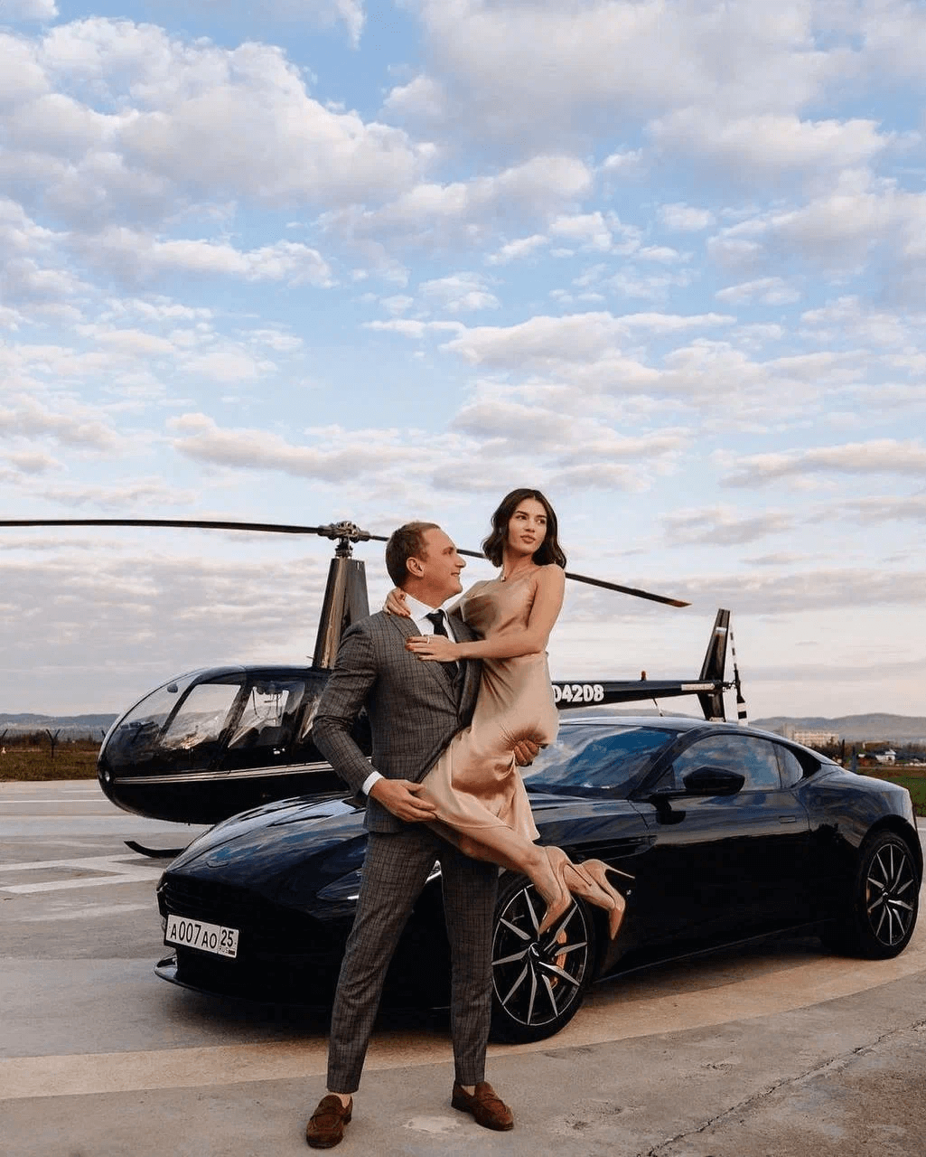 Тематическая фотосессия на фоне вертолета после полета