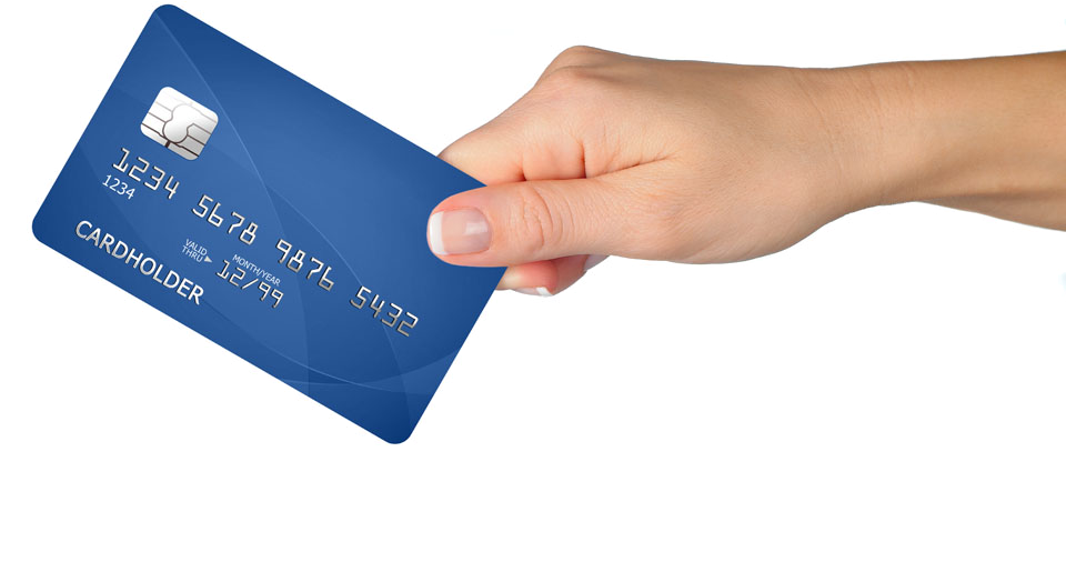 Пластиковая карта в руке. Пластиковые карты банковские. Банковская карта в руке. Кредитка в руке.