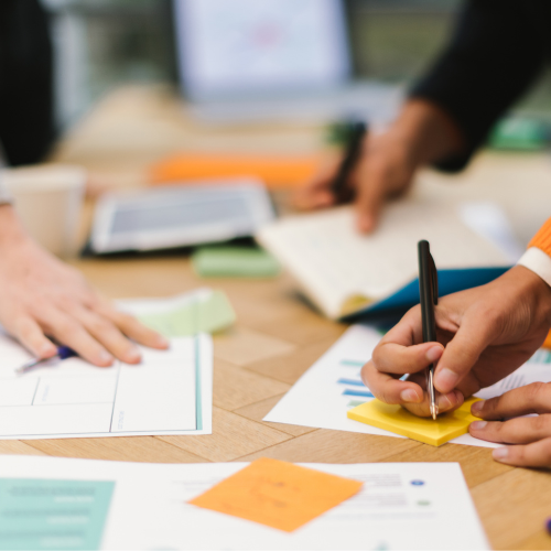 HR-специалисты проводят психологическую оценку персонала, обсуждая результаты тестов и поведенческие характеристики сотрудников для улучшения эффективности команды.